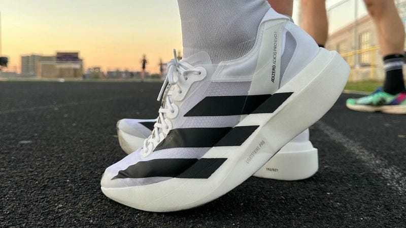 "Bắt Bệnh" Giày Adidas Thật - Giả: Bí Kíp Của Chuyên Gia