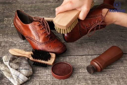 Cách bảo quản giày da không bị nứt, bong tróc và xuống cấp