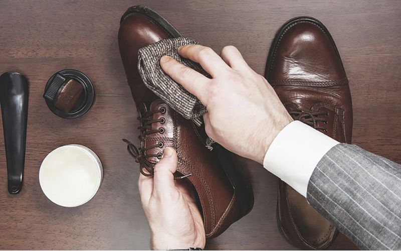 Vì sao giày da dễ bị nứt và bong tróc