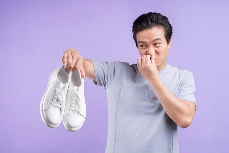Cách hạn chế mùi hôi khi mang giày thường xuyên
